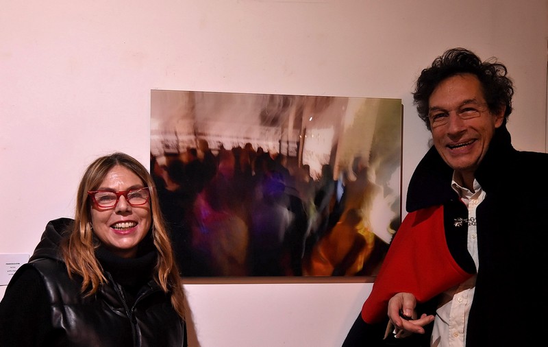 la gallerista artista Paola Valori con la mia opera " Privacy ... " al centro 